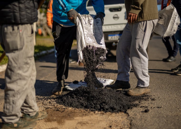 Buracos com até 50 centímetros de diâmetro serão fechadas com asfalto frio