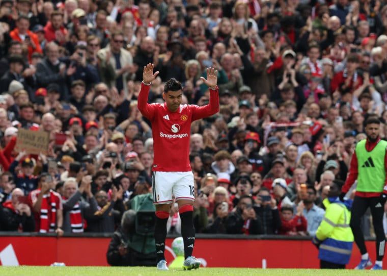 Casemiro foi reverenciado ao ser substituído no seu último em casa pelo Manchester United