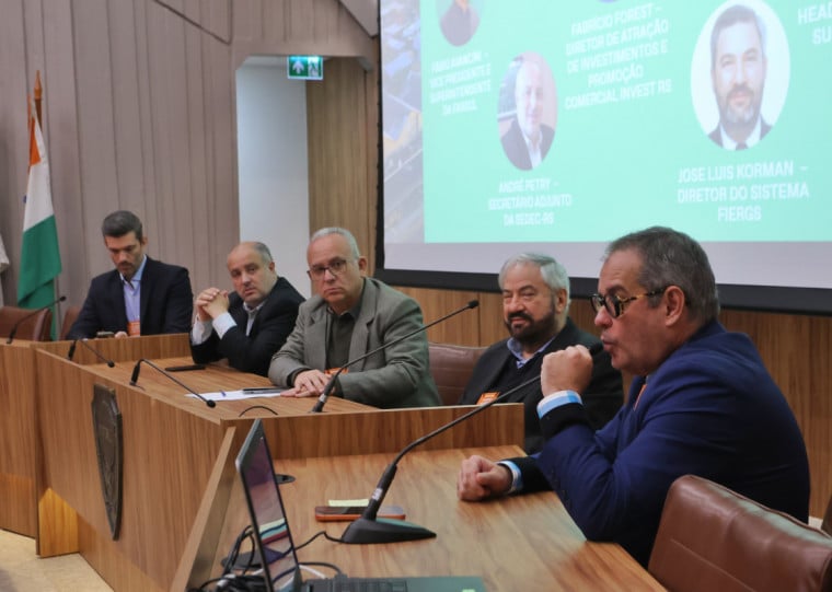 Fernando Silva (d), da Câmara de Comércio Índia-Brasil, diz que Índia caminha para se tornar um parceiro econômico tão vital quanto a China