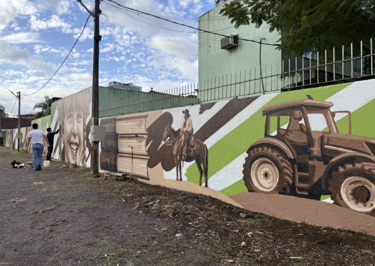 A obra, assinada pelo artista estanciense Feu Cardoso, reúne símbolos da cidade