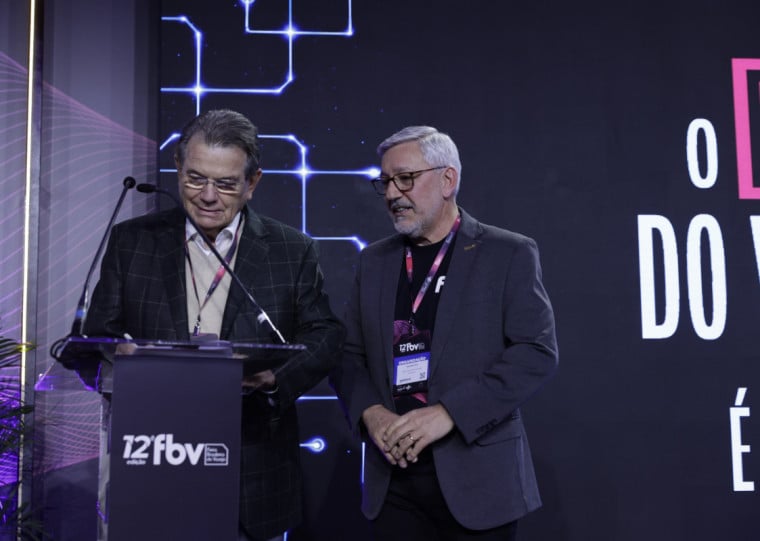 Bohn, que preside conselho do Sebrae-RS, e Piva assinaram o contrato para a feira