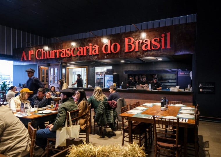 A proposta da noite é proporcionar uma verdadeira imersão na história da churrascaria mais antiga do país, unindo tradição, cultura gaúcha e gastronomia