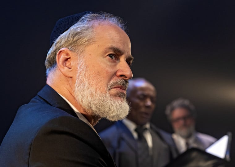 Peça chega à Porto Alegre com montagem atualizada, mostrando ponto de vista de agiota Shylock, estrelado por Dan Stulbach