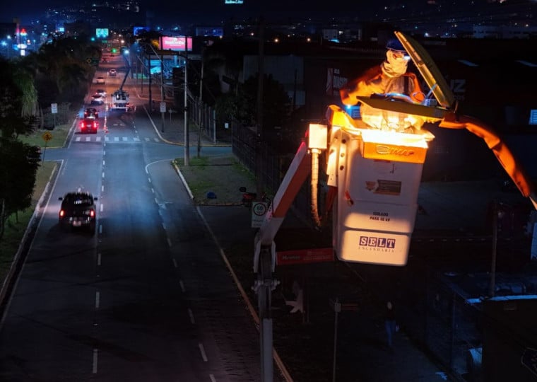 Concessionária Luz de Caxias do Sul foi penalizada por descumprimento contratual em prazos de entrega da modernização de LED das luminárias das ruas, iluminação destaque em alguns prédios públicos, iluminação especial em praças e parques, e sistema de telegestão
