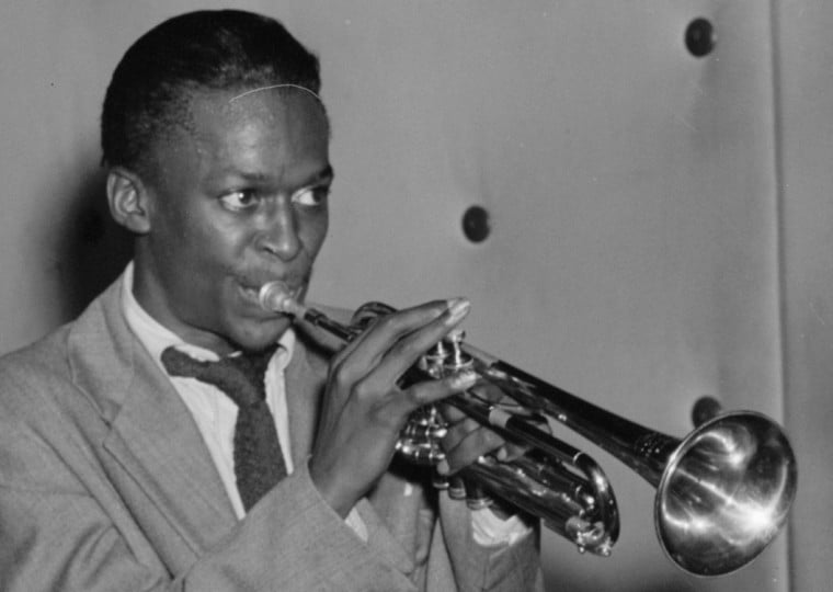 Um dos mais influentes e aclamados músicos de todos os tempos, Miles Davis nasceu em 26 de maio de 1926