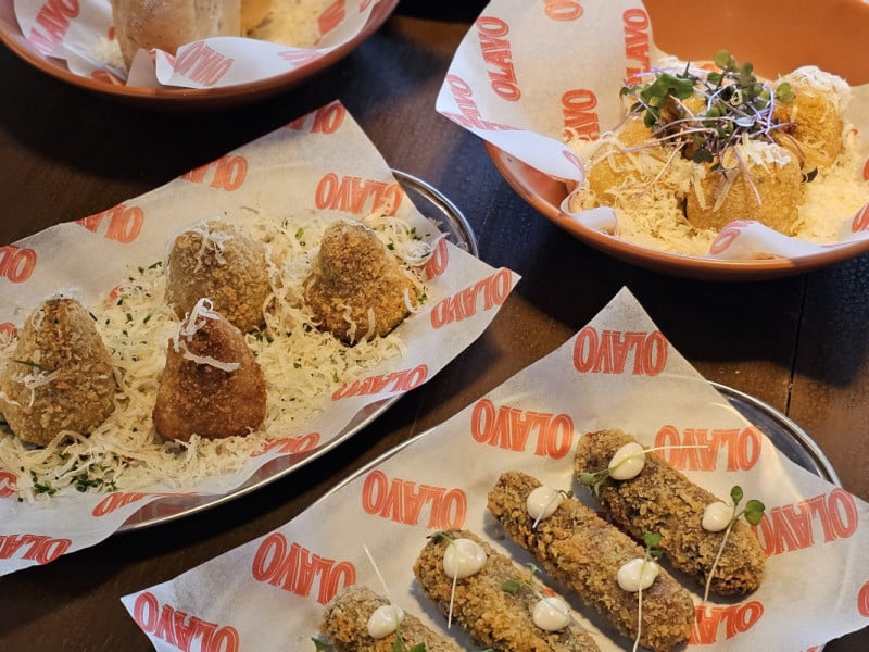 Bolinhos de aipim, milanesa acompanhada de fritas, buraco quente, rabada empanada e escondidinho de cogumelos est&atilde;o entre os destaques<br />Foto: NATHAN LEMOS/JC