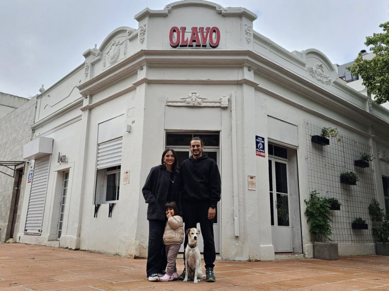 Daniella Pons e Jo&atilde;o Henrique Pimentel, empreendedores &agrave; frente do Caf&eacute; Bar Olavo, acompanhados da filha Madalena e do cachorro Olavo<br />Foto: NATHAN LEMOS/JC
