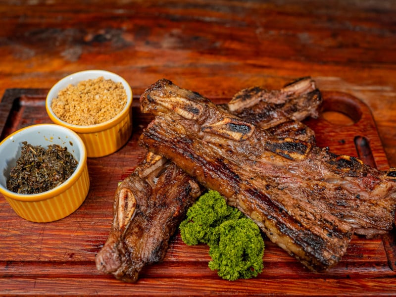O matambrito de porco, a carne de ovelha, comumente fatiada em forma de chuletas, o entrec&ocirc;te e a costela

<br />Foto: Casa R&aacute;dio Sul/Divulga&ccedil;&atilde;o/JC