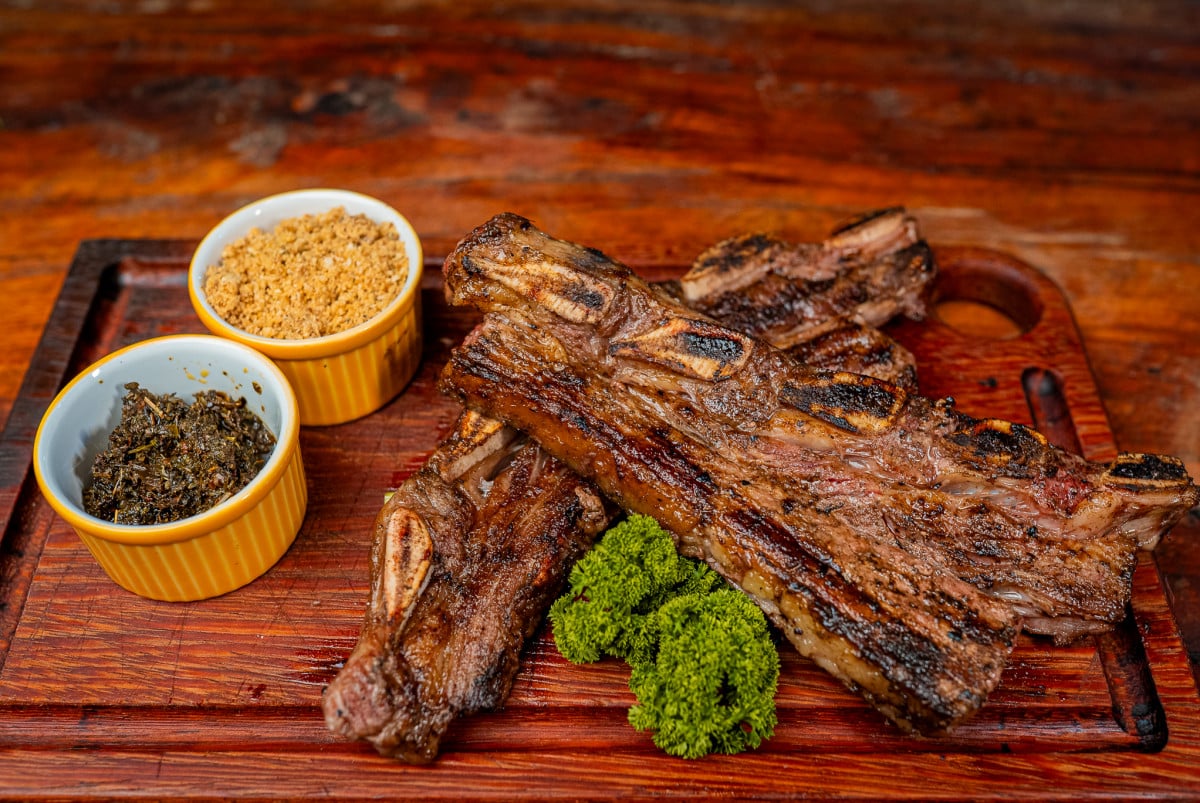 O matambrito de porco, a carne de ovelha, comumente fatiada em forma de chuletas, o entrec&ocirc;te e a costela   | Casa R&aacute;dio Sul/Divulga&ccedil;&atilde;o/JC