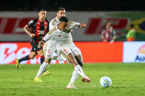 Em dia ruim de seus centroavantes, Inter perde para o Vitória no Barradão