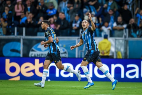 Em jogo movimentado, Grêmio vence o Santos de virada e respira no Brasileirão