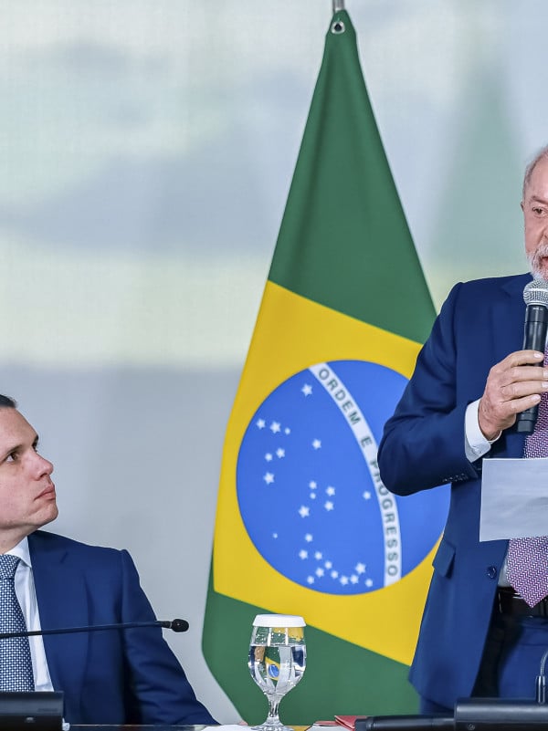 Lula e Motta preparam reunião nesta segunda-feira para definir fim da 6x1