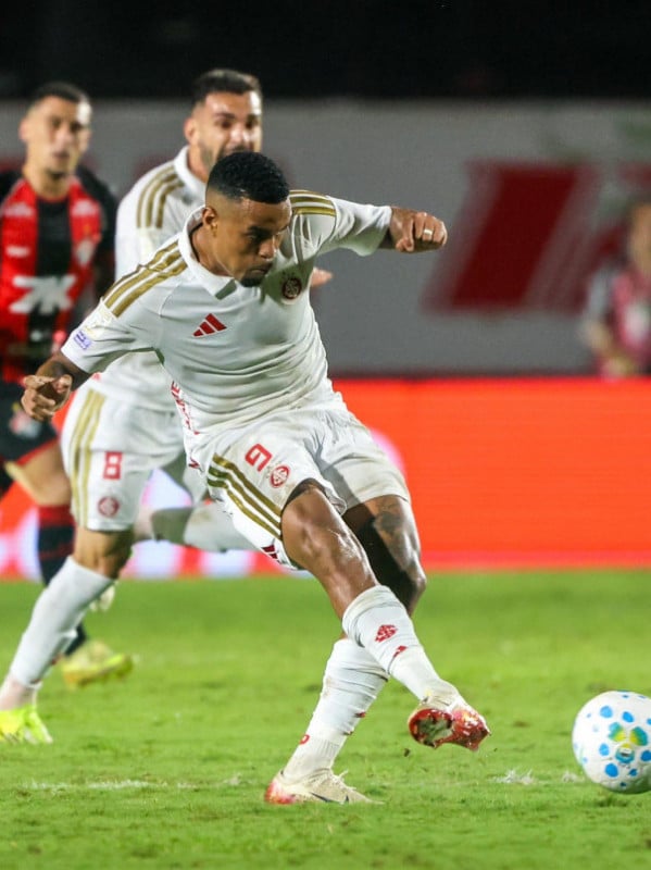 Em dia ruim de seus centroavantes, Inter perde para o Vitória no Barradão