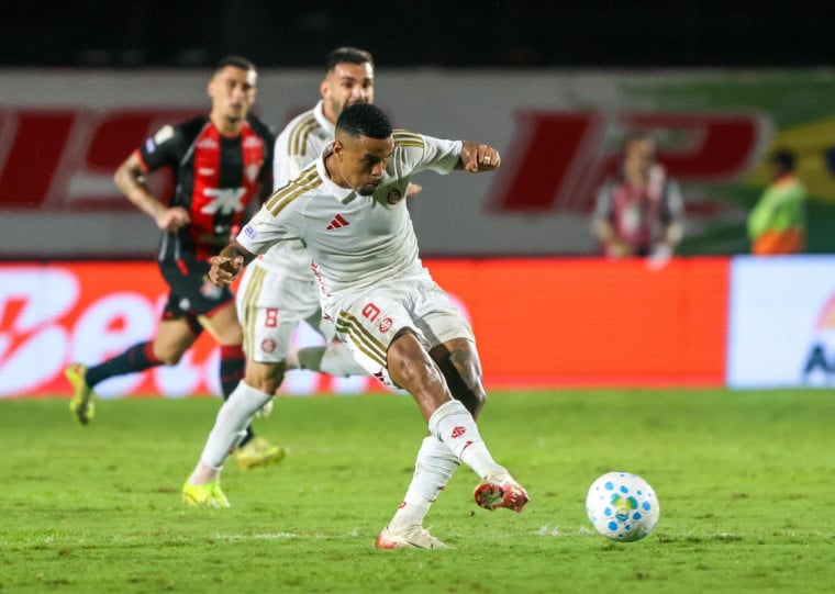 Alerrandro e Borré acumularam chances perdidas ao longo da partida