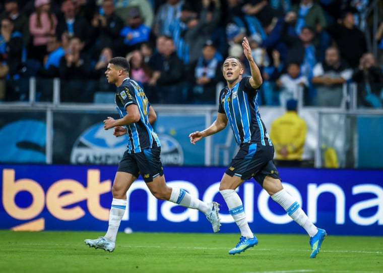 Carlos Vinícius foi autor de dois dos três gols gremistas