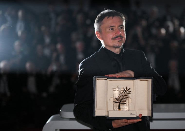Cristian Mungiu com a Palma de Ouro pelo filme  premiando "Fjord"