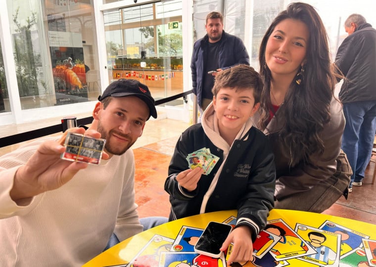 Arthur, com os pais, Letícia e João Victor, já tem 57% do álbum completado e segue em busca das figurinhas que faltam