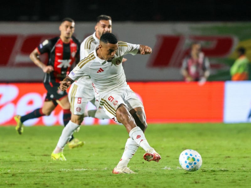 Em dia ruim de seus centroavantes, Inter perde para o Vitória no Barradão