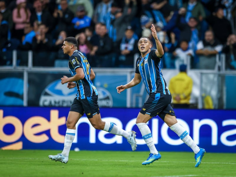 Em jogo movimentado, Grêmio vence o Santos de virada e respira no Brasileirão