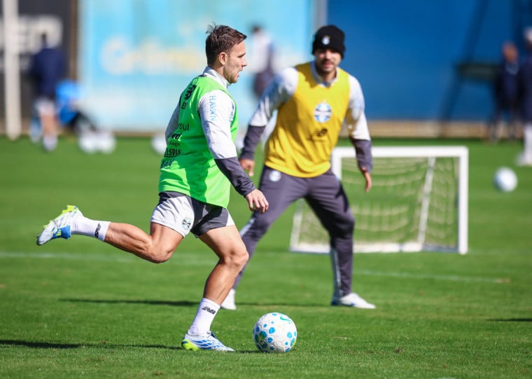 Após atuar 45 minutos finais contra o Santos, Arthur pode ser titular
