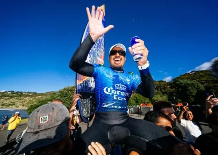 Basileiro herdou 1º lugar do compatriota Gabriel Medina