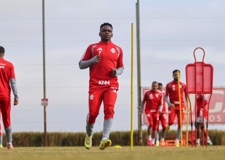 Atacante colombiano retorna após cumprir suspensão diante do Vitória 