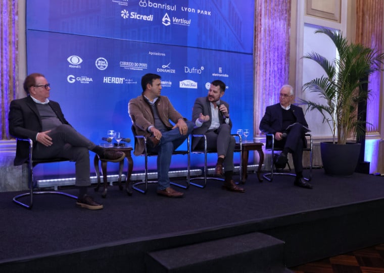 Antônio Zago (e), Moisés Barboza e Germano Bremm participaram de debate mediado por Claudio Zaffari
