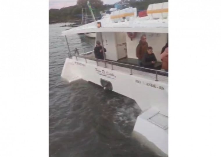 Vídeo que circulava nas redes sociais mostrava a embarcação desnivelada, com um dos lados aparentemente submerso na água
