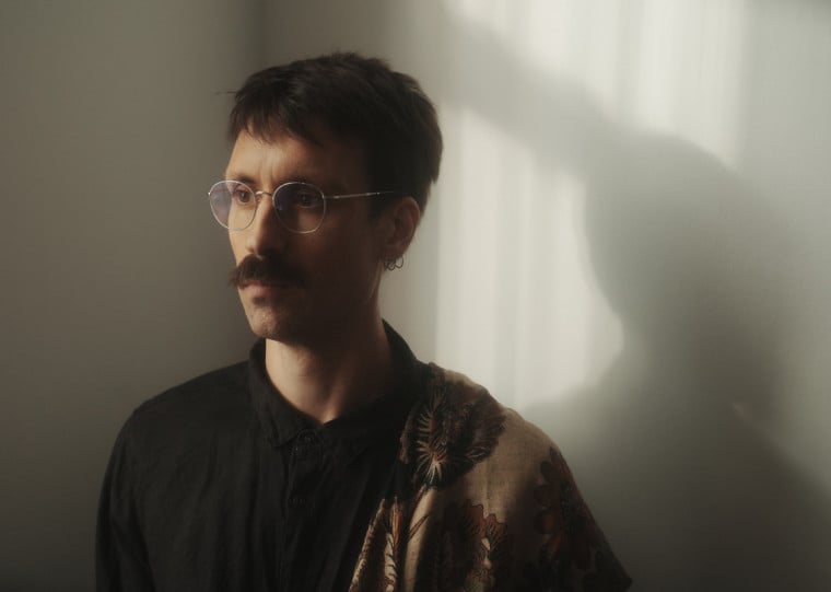 Sexto álbum de estúdio do artista porto-alegrense, Mágica Mistral traz participações de nomes como Vitor Ramil, Arthur de Faria e Paola Kirst