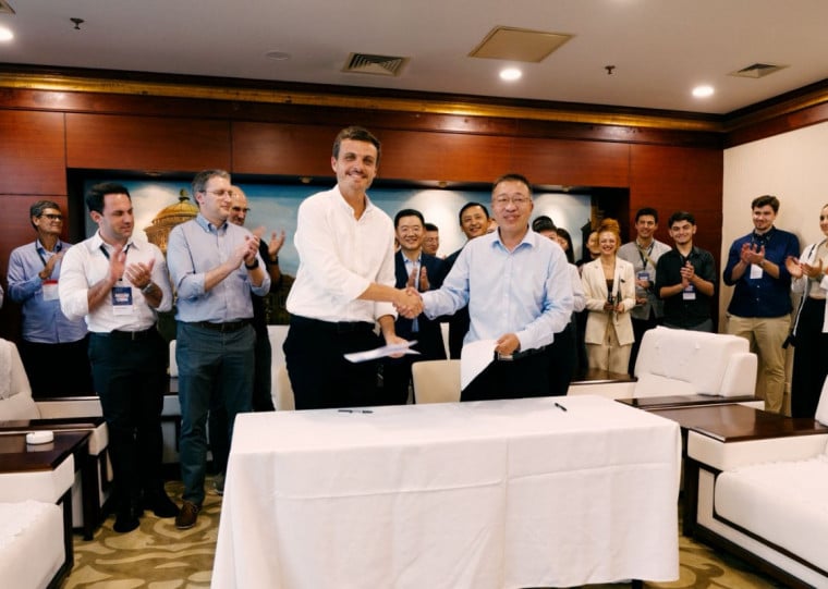  CEO do Instituto Caldeira, Pedro Valério, e o chairman da Tus-Holdings Co, Wang Jiwu, assinaram o termo nesta segunda-feira (25)