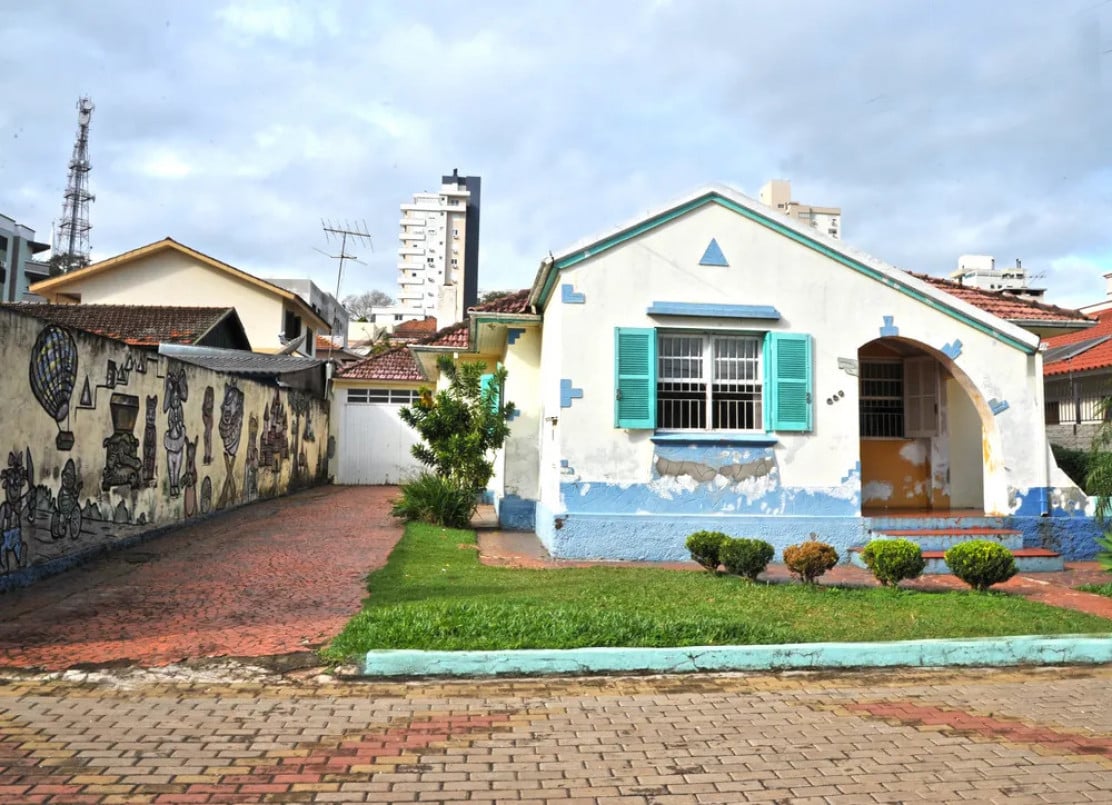Casa antes da ado&ccedil;&atilde;o do Clube Lions n&atilde;o recebia manuten&ccedil;&otilde;es como pintura e jardinagem  | Prefeitura de Santa Rosa/Divulga&ccedil;&atilde;o/Cidades