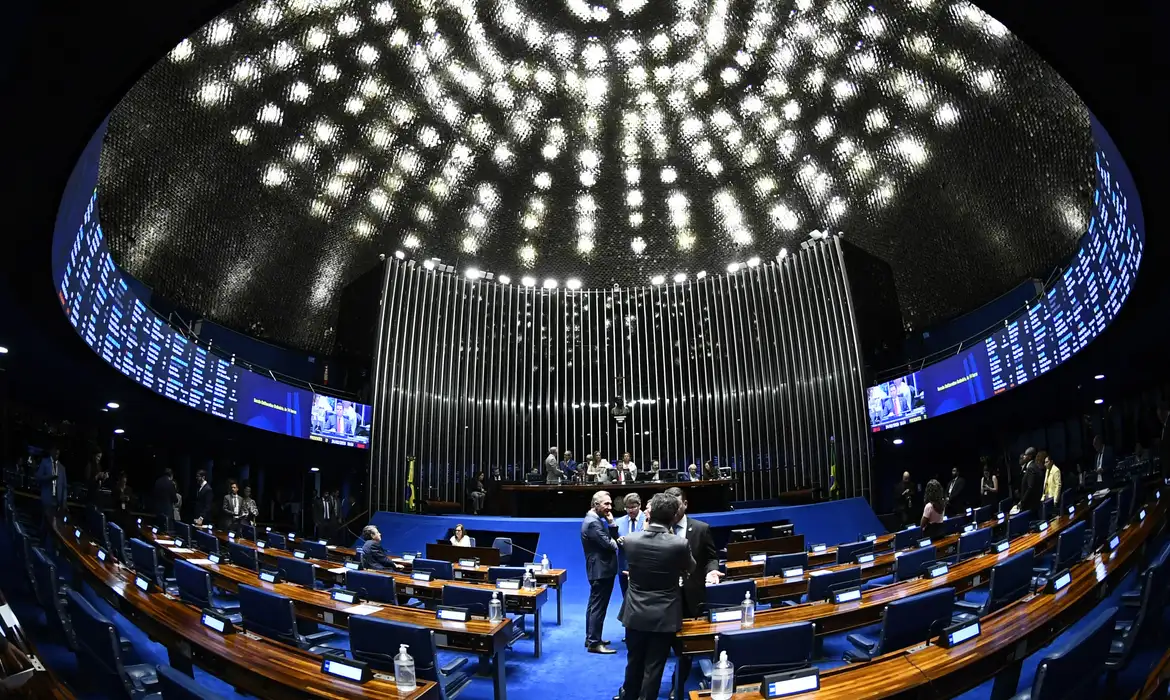 O projeto determina a criação de incentivos para as empresas contratarem pessoas sem experiência profissional formal