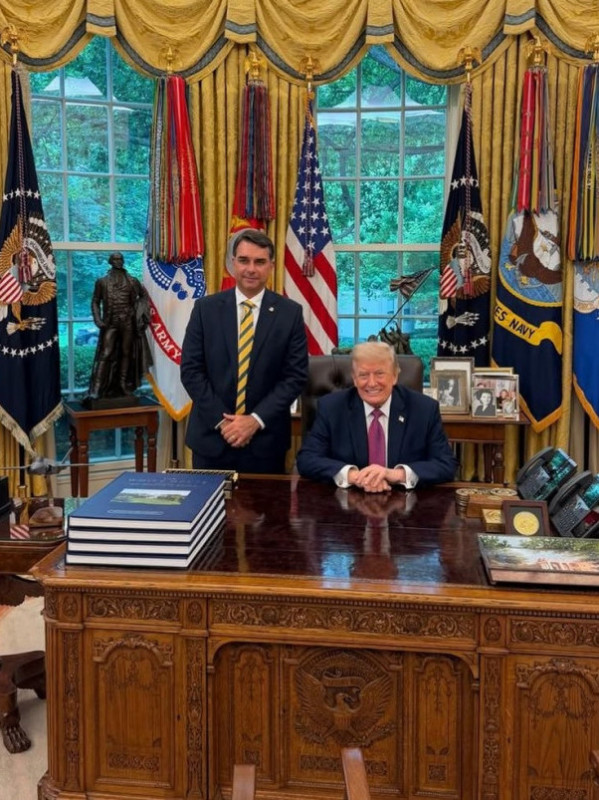 Flávio Bolsonaro posta foto com Donald Trump na Casa Branca