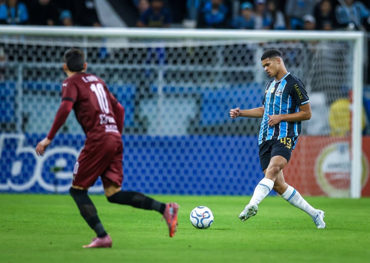 Após deixar o campo diante do City Torque, Luis Eduardo teve lesão confirmada 