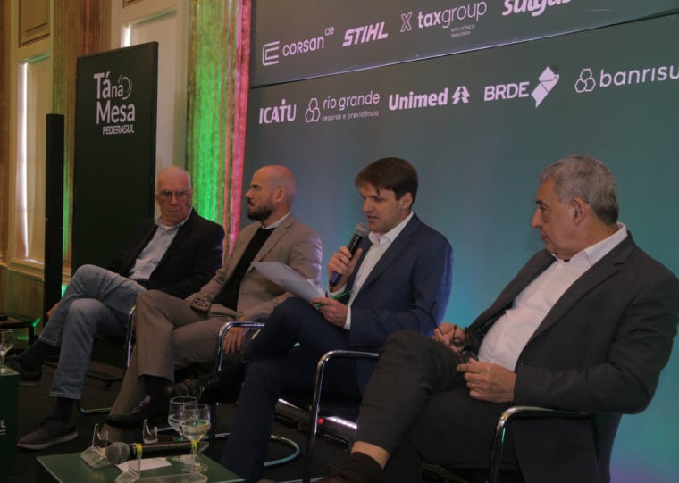 Antonio Sartori (e) debateu assunto com secretário Pedro Capeluppi e prefeito Sebastião Melo (d)