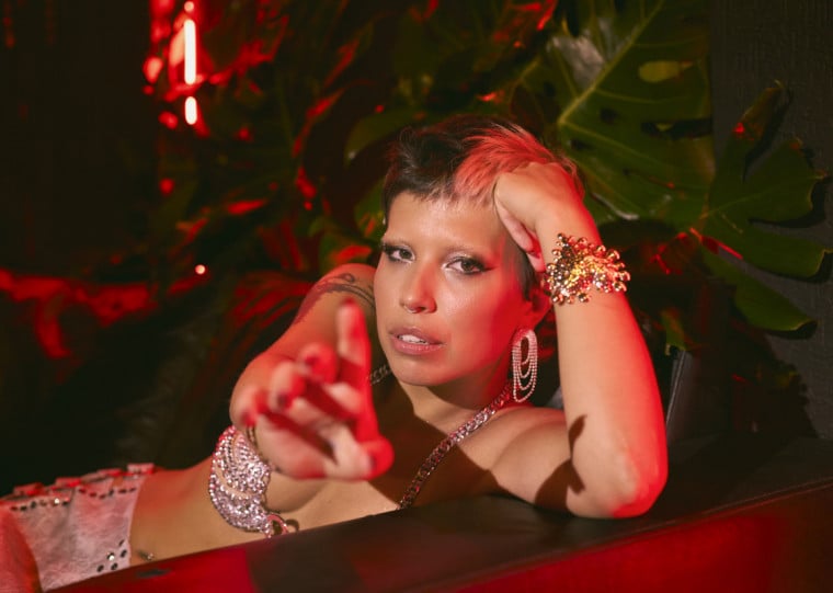 Trazendo a estética de cabarés e carnavais, Me Chama Para Dançar é definido como pop brasil e será apresentado no sábado (30)