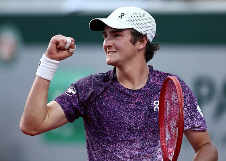 Brasileiro venceu croata por 3 sets a 2 e agora encara número 4 do mundo