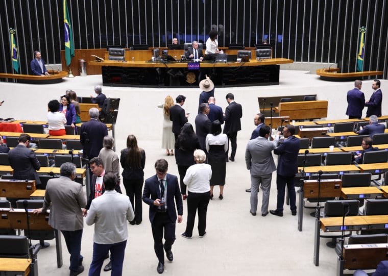 Votação foi simbólica, sem contagem de votos