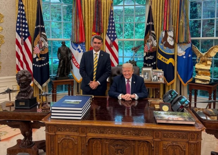 Flávio Bolsonaro postou foto com Donald Trump na Casa Branca