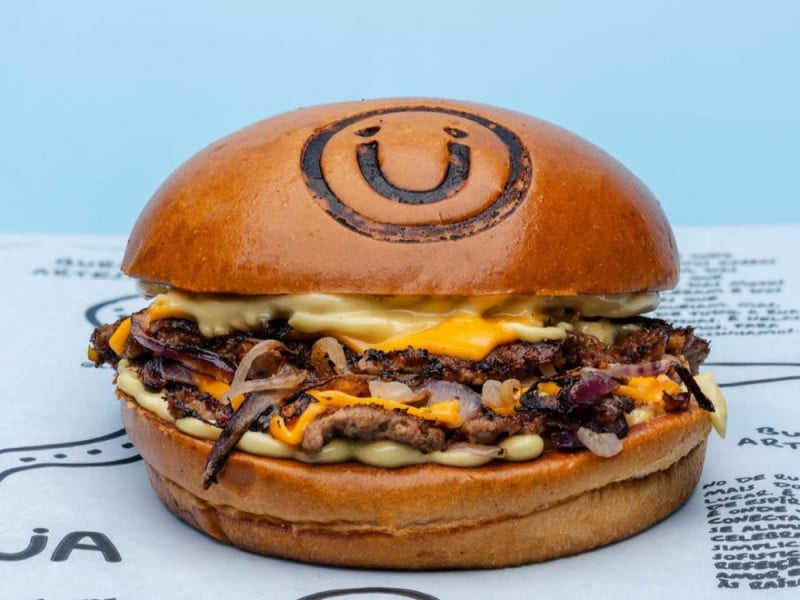 A De Rua Burguer est&aacute; localizada no Parque Pontal, contando com op&ccedil;&otilde;es que incluem desde frango empanado &agrave; cebola caramelizada<br />Foto: Instagram/Reprodu&ccedil;&atilde;o/JC