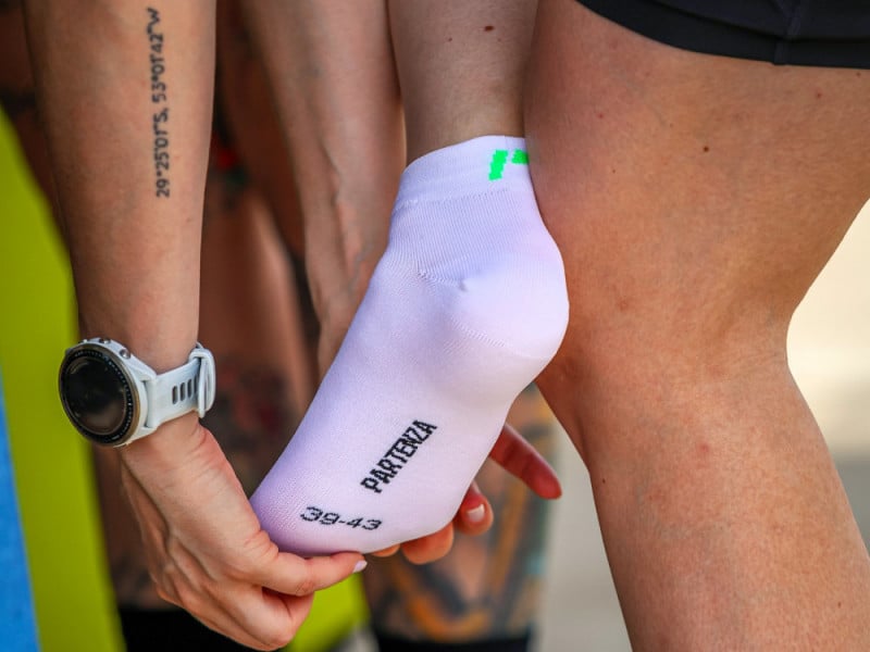Os pares de meia da marca buscam unir tecnologia, respirabilidade e ajuste adequado<br />Foto: Partenza Sports/Divulga&ccedil;&atilde;o/JC