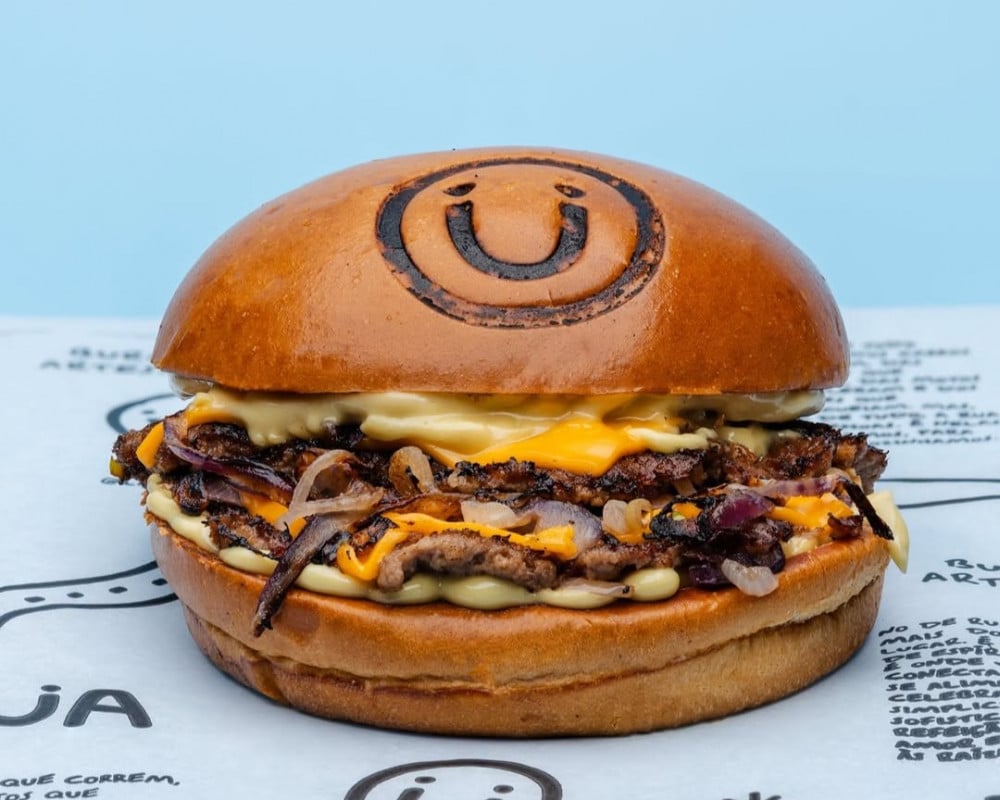 A De Rua Burguer est&aacute; localizada no Parque Pontal, contando com op&ccedil;&otilde;es que incluem desde frango empanado &agrave; cebola caramelizada | Instagram/Reprodu&ccedil;&atilde;o/JC