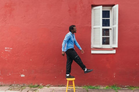 Rapper angolano Kizua reflete sobre questões raciais brasileiras em primeiro EP