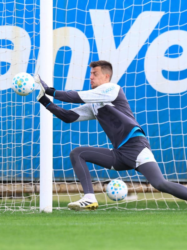 Grêmio recebe o Corinthians tentando se afastar do Z-4 antes de parada para a Copa