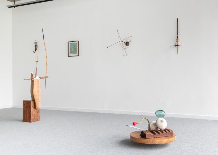 Exposição abre neste sábado (30) e investiga o sofisticado e o popular, com combinação de materiais diversos