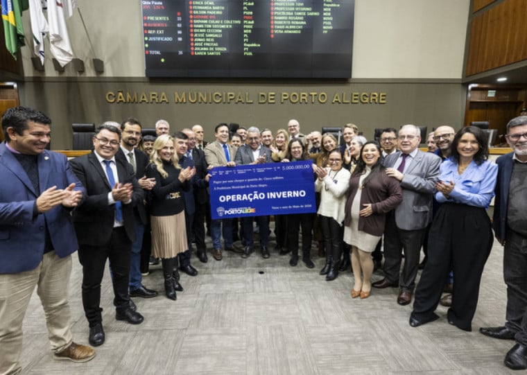 A entrega foi realizada pelos vereadores em um ato simbólico com a presença do prefeito da Capital