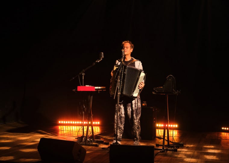 Marcelo Jeneci transita entre MPB, pop, música eletrônica e influências nordestinas em show no Palco Giratório Sesc