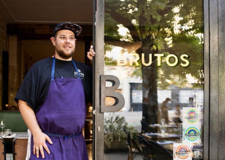 Lucas comandava o restaurante Brutos, em Paris, com assados, como churrasco