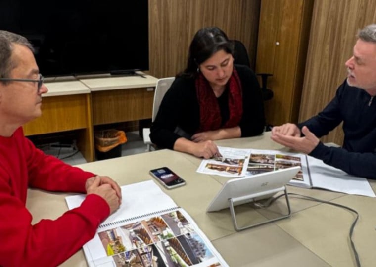 Arpini (d) se reuniu com técnicos da secretaria estadual de Turismo, para verificar o andamento do projeto cadastrado no programa Avançar no Turismo.