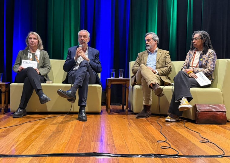 Presidente da COP30, André Corrêa do Lago (microfone), destaca Capital como símbolo de um local castigado pela mudança do clima